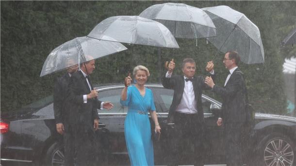 Bayreuther Festspiele mit Blitz und Donner eröffnet Regen in Bayreuth: Ursula von der Leyen kommt mit ihrem Ehemann Heiko von der Leyen zur Eröffnung der Richard-Wagner-Festspiele.