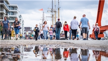 Menschen flanieren über die Maritimen Tage in Bremerhaven.