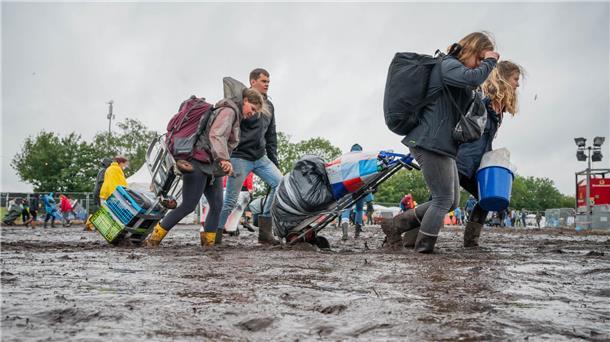 Regen und Matsch: Einige Besucher reisen früher ab, als ursprünglich geplant.