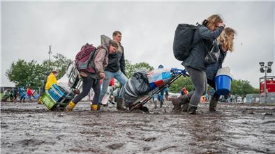 Müll, Matsch und Stau: So läuft die ABREISE beim Deichbrand-Festival (Fotos) Regen und Matsch: Einige Besucher reisen früher ab, als ursprünglich geplant.
