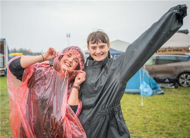 Deichbrand 2023 ertrinkt: REGEN und SCHLAMM ohne Ende (Fotos) Regenwetter am Samstagnachmittag auf dem Infield schmälert nicht die Festivallaune bei den Gästen.