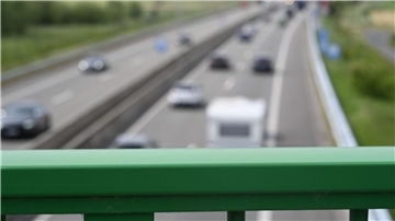 Reger Reiseverkehr herrscht auf der Autobahn 31 vorm Emstunnel in Fahrtrichtung Süden.