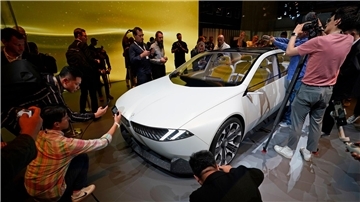 Reges Interesse: Der BMW „Neue Klasse“ wird in München vorgestellt.