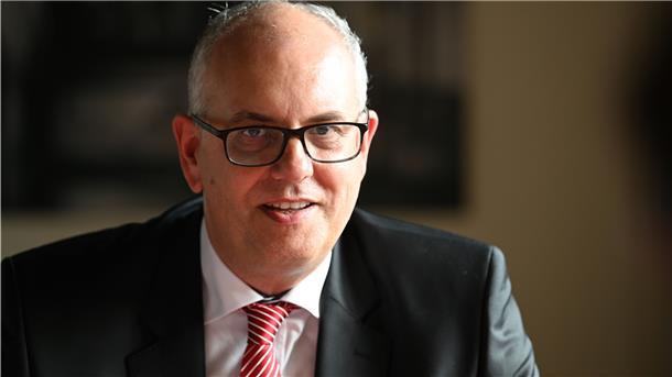Regierungschef Andreas Bovenschulte geht davon aus, dass die Kontaktbeschränkungen nur schrittweise aufgehoben werden können.