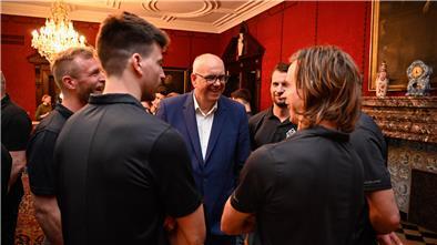 Land Bremen ehrt Eishockey-Vizemeister Fischtown Pinguins Regierungschef Andreas Bovenschulte mit Spielern der Fischtown Pinguins