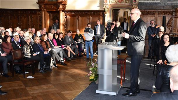 Bürgermeister Bovenschulte im alten Rathaussaal vor Publikum