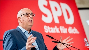 Redner am Mikrofon. 