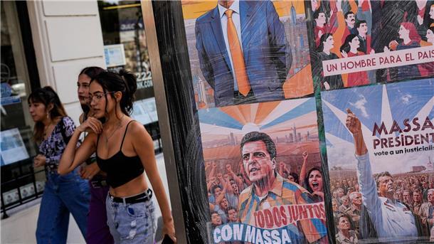 Am Scheideweg: Argentinier wählen neuen Staatschef Regierungskandidat Sergio Massa dürfte die bisherige Politik mit massiven Eingriffen des Staates in die Wirtschaft und umfangreichen Sozialprogrammen grundsätzlich fortsetzen.