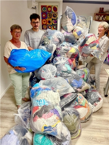 Regina Ecker (von links), Qane Khezri und Frauke Willers vom Gnarrenburger Anziehungspunkt bitten darum, Kleidung nur noch in kleinen, schnell überschaubaren Mengen abzugeben - höchstens 10 bis 20 Teile. Trotz aktuell schwieriger Rahmenbedingungen ist der Laden seit zehn Jahren eine Erfolgsgeschichte: Kunden wissen die Möglichkeit zu schätzen, preisgünstig Second-Hand-Artikel im Wert von ein bis maximal fünf Euro zu kaufen.