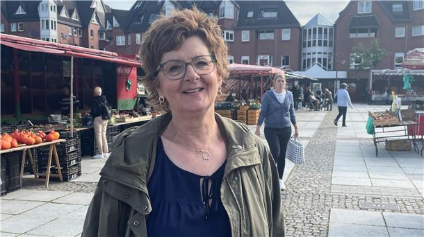 Eine Frau auf dem Nordenhamer Wochenmarkt. Es handelt sich um Marktmeisterin Regina Lindhorst.