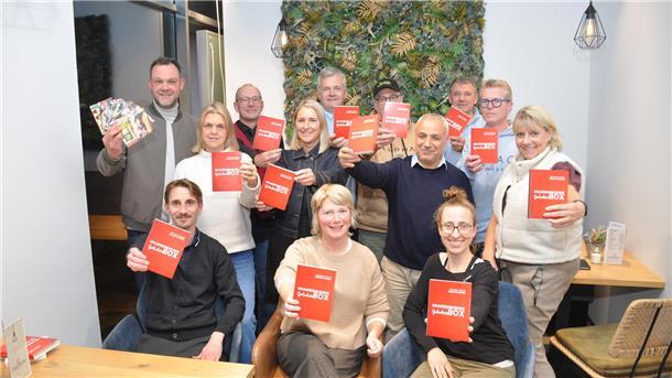 Regional einkaufen, genießen und entdecken: Das ist die Idee hinter der Gnarrenburger Gutscheinbox, die ab dem 6. November 2025 in allen teilnehmenden Geschäften und Unternehmen erhältlich ist.