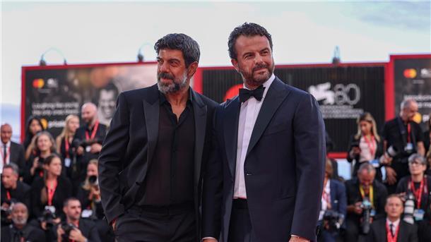 „Ferrari“ bringt die Stars zurück nach Venedig Regisseur Edoardo De Angelis (r) und Schauspieler Pierfrancesco Favino kommen zur Premiere ihres Films „Comandante“.