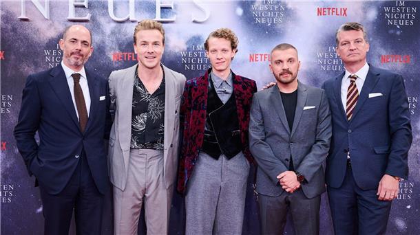 Deutsche Filme und ihr Erfolg bei den Oscars Regisseur Edward Berger (l-r), die Schauspieler Albrecht Schuch, Felix Kammerer und Edin Hasanovic sowie Produzent Malte Grunert bei der Premiere ihres Films „Im Westen nichts Neues“ in Berlin.