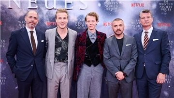 Regisseur Edward Berger (l-r), die  Schauspieler Albrecht Schuch, Felix Kammerer und Edin Hasanovic sowie Produzent Malte Grunert bei der Premiere ihres Films „Im Westen nichts Neues“ in Berlin.