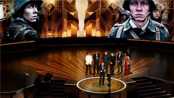 „Im Westen nichts Neues“ gewinnt vier Oscars Regisseur Edward Berger nimmt den Preis für „Im Westen nichts Neues“ für den besten internationalen Film entgegen.