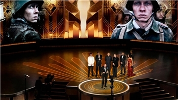 Regisseur Edward Berger nimmt den Preis für  „Im Westen nichts Neues“ für den besten internationalen Film entgegen.
