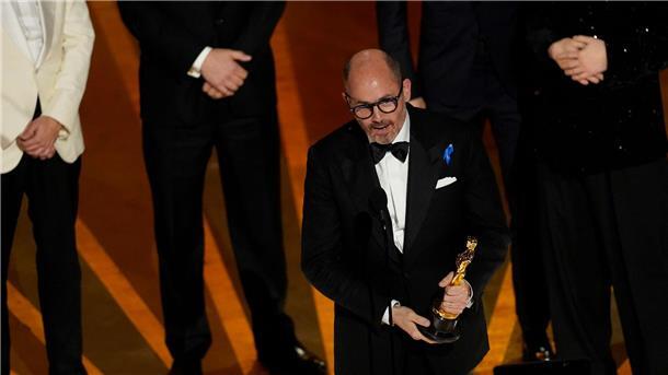 „Im Westen nichts Neues“ gewinnt vier Oscars Regisseur Edward Berger nimmt den Preis für „Im Westen nichts Neues“ für den besten internationalen Spielfilm entgegen.