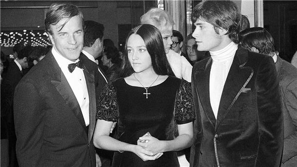 „Romeo und Julia“-Stars fordern Millionen-Entschädigung Regisseur Franco Zeffirelli (l-r) und die britischen Schauspieler Olivia Hussey und Leonard Whiting nach der Premiere 1968 in Paris.