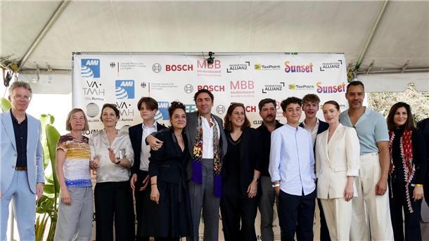 Warmlaufen für die Oscar-Nacht - Roter Teppich liegt bereit Regisseur Ilker Çatak („Das Lehrerzimmer“) mit seinem Team beim traditionellen Empfang der deutschen Oscar-Anwärter in der historischen Villa Aurora in Pacific Palisades.