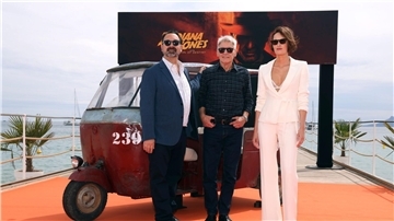 Regisseur James Mangold (l-r) mit  Harrison Ford und Phoebe Waller-Bridge in Cannes.