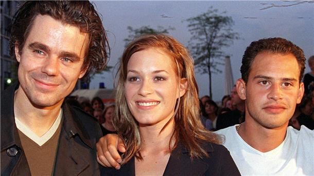 Herr Tykwer, würden Sie „Lola rennt“ heute so noch drehen? Regisseur Tom Tykwer (l) und die beiden Hauptdarsteller, Franke Potente und Moritz Bleibtreu, bei der Weltpremiere von „Lola rennt“ in Köln.