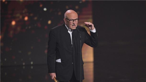 „Das Lehrerzimmer“ gewinnt Deutschen Filmpreis Regisseur Volker Schlöndorff steht mit dem Ehrenpreis auf der Bühne.