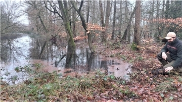 Reichlich Wasser auch im Holzurburger Wald in Bad Bederkesa. Diese Fläche hat Revierförster Tobias Loewer bewusst anlegen lassen, damit Wasser aus dem Hadelner Kanal abfließen kann.