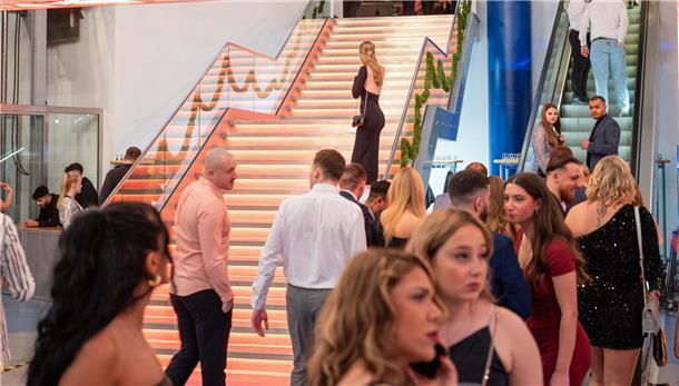 Rein ins Vergnügen: Nach dem Stopp an der Garderobe geht's über die Rolltreppe n...