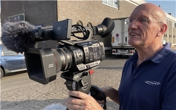 Reiner Kohlbrecher aus Wolfenbüttel hat den Film gedreht. Er hat eine Ferienwohnung in Fedderwardersiel. Deshalb sind Butjadingens Probleme auch seine Probleme.