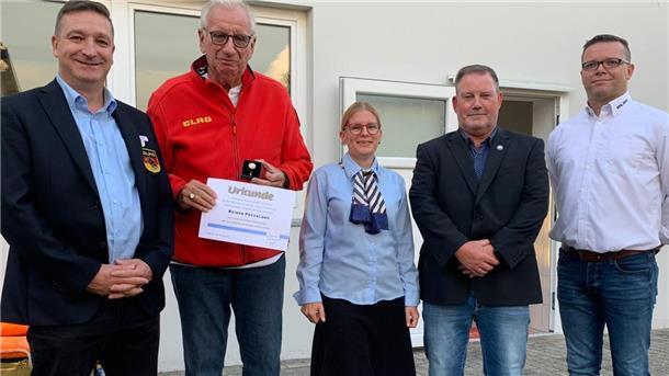 Reiner Przyklang (2. von links) hat die goldene Ehrennadel des Landessportbundes Niedersachsen erhalten. Das Bild zeigt ihn zusammen mit Jörg Breuler, Kerstin Willms, Thorsten Böning und Cord Janßen (von links).