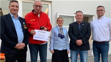 Reiner Przyklang (2. von links) hat die goldene Ehrennadel des Landessportbundes Niedersachsen erhalten. Das Bild zeigt ihn zusammen mit Jörg Breuler, Kerstin Willms, Thorsten Böning und Cord Janßen (von links).