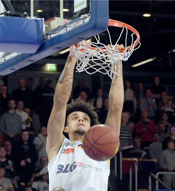 Reingestopft: Beim Dunking lässt Moses Pölking nichts anbrennen.
