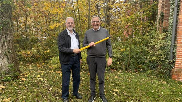 Reinhard Schwolow (links) gibt den Staffelstab und damit die Leitung der Tafel-Ausgabestelle an Manfred Müller weiter.