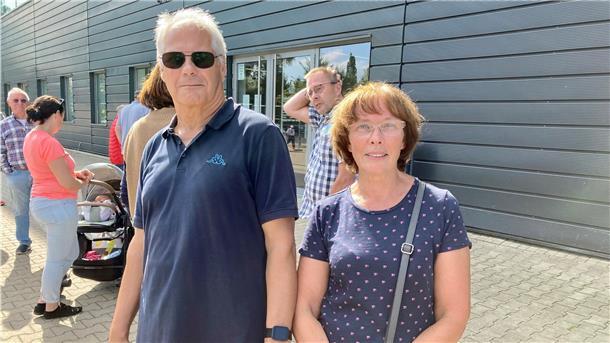 Reinhard und Sigrid Gareis mussten fünf Stunden warten, bis sie endlich an der Reihe waren, um Dauerkarten kaufen zu können.