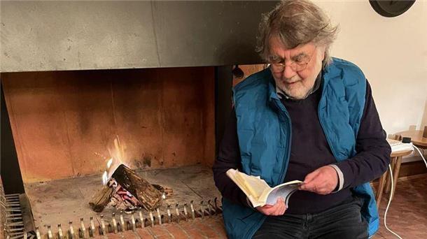 Reinhold Friedl liest am Kamin im Allmershaus aus seinem Buch „Genfer Schlendertage“.
