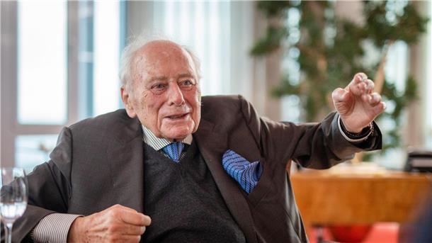 „Schraubenkönig“ Würth warnt seine Beschäftigten vor der AfD Reinhold Würth, Vorsitzender des Unternehmensbereirats der Würth-Gruppe, hat seine Mitarbeiter vom Wählen der AfD abgeraten.