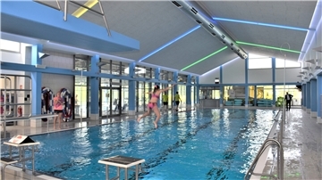 Reinspringen und sich wohlfühlen: Auch dieses Mädchen genießt es, unter der energetisch erneuerten Hallendecke des Sportbeckens wieder richtig abtauchen zu können. Die Akustikdecke – nur ein Baustein im millionenschweren Sanierungspaket – wurde für 237.000 Euro erneuert.