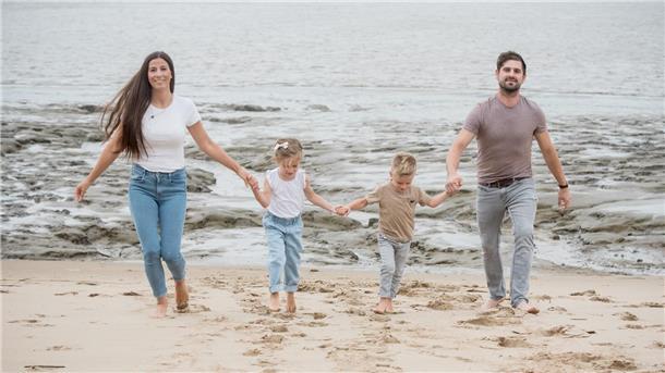 Urlaub mit Kind: Mit diesen Profi-Tipps wird die Erholung zum Kinderspiel Reisen und Familienausflüge: Oft ist Familie Bullach in Portugal, Frankreich oder der Türkei unterwegs. Aber auch die Heimat hat schöne Orte zu bieten - zum Beispiel den Dedesdorfer Strand.