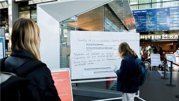 Eisenbahn-Gewerkschaft hält an 50-Stunden-Warnstreik fest Reisende informieren sich im Berliner Hauptbahnhof über den bevorstehenden Streik.