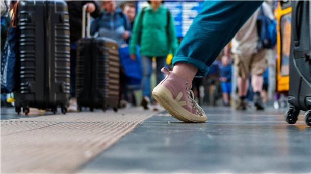 Bahn wieder unpünktlicher - Sorge vor Pfingst-Reisechaos Reisende sind im Frankfurter Hauptbahnhof unterwegs: Die Deutsche Bahn rechnet über das gesamte Pfingstwochenende mit vollen Zügen.