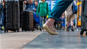 Reisende sind im Frankfurter Hauptbahnhof unterwegs: Die Deutsche Bahn rechnet über das gesamte Pfingstwochenende mit vollen Zügen.