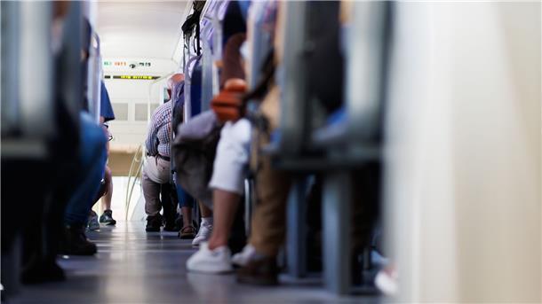 Weg für 49-Euro-Ticket geebnet Reisende sitzen in einem Regionalexpress der Deutschen Bahn. Es wird weiterhin über die Kosten des 49-Euro-Ticketes diskutiert.