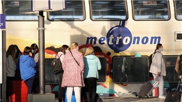 Reisende stehen im Hauptbahnhof vor einem Metronom und warten auf einen anderen Zug. Das Verkehrsunternehmen empfiehlt, während des Streiks morgen auf Fahrten mit Metronom, erixx und Co. zu verzichten.