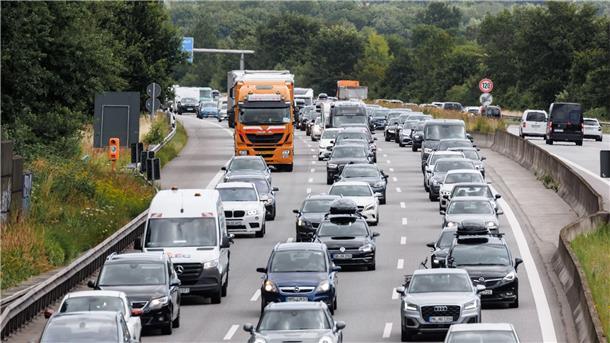 EU-Parlamentsausschuss: Emissionsfreie Neuwagen ab 2035 Reiseverkehr auf der Autobahn A1 Höhe Moorfleet.