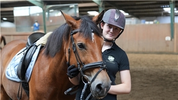 Reiterin Silvie Vincon und Pferd Phönix.