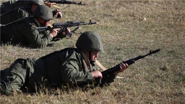 Krieg gegen die Ukraine: So ist die Lage Rekruten trainieren auf einem Schießplatz im Süden Russlands. Das russische Parlament hat die Obergrenze für Einberufungen zum Militärdienst auf 30 angehoben.