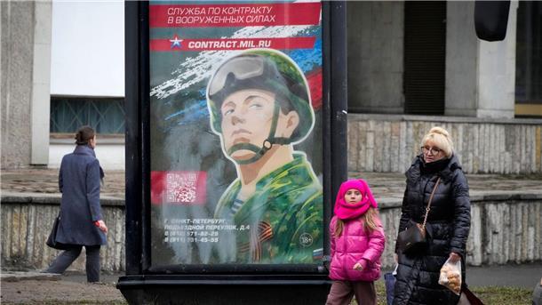 London: Russische Freiwilligenrekrutierung nur vorgeschoben Rekrutierungsplakat der Armee mit der Aufschrift „Militärdienst unter Vertrag in den Streitkräften“. Eine Kampagne zur Aufstockung der russischen Truppen in der Ukraine mit mehr Soldaten scheint wieder im Gange zu sein.
