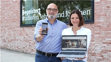 Rektor Prof. Dr. Dr. Alexis Papathanassis und Marketingleiterin Tatjana Lovre präsentieren den neuen digitalen Auftritt der Hochschule Bremerhaven.