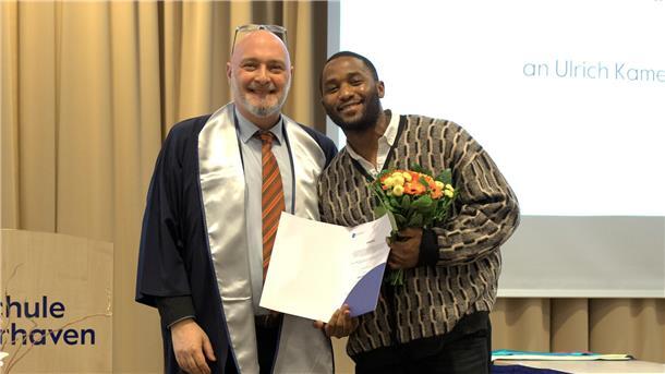 Studium in Bremerhaven eigentlich ein Versehen: Nun erhält Kameruner DAAD-Preis Rektor Professor Alexis Papathanassis überreicht den DAAD-Preis an Ulrich Kameni Ngango Veigne.