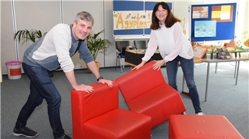 Experiment: Rektorin Anja Wichern und Schulseelsorger Timo Brokmann, zugleich didaktischer Leiter der Oberschule in Selsingen, in einem Raum, der für spezielle Schüler hergerichtet werden soll.